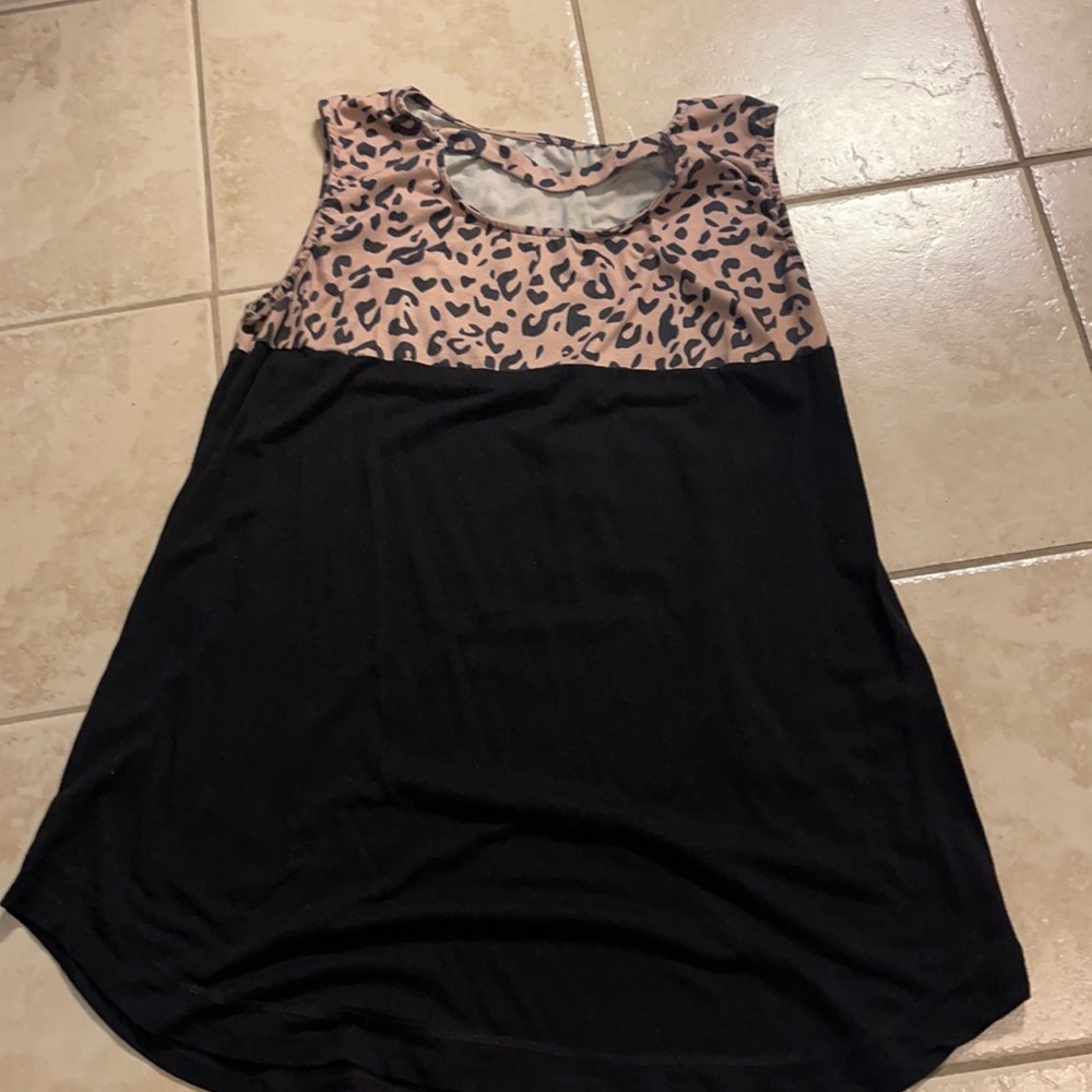 Sleeveless shirt